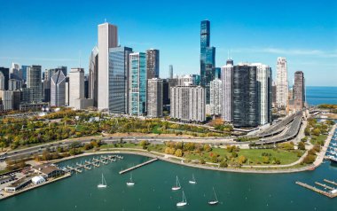 Chicago şehir parkı ve marina silüeti. Sonbahar şehri manzarası. Sonbahar şehri parkı olan şehir manzarası. Chicago şehir manzarası gökyüzü mimarisi. Gökdelen manzarası. Chicago şehir marinası..