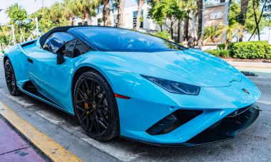 Miami, Florida, ABD - 05 Aralık 2024 Lamborghini Huracan üstü açık spor araba. Lüks Lamborghini Huracan. Araba Lamborghini Huracan açık havada. Lamborghini Huracan EVO, köşe manzaralı.