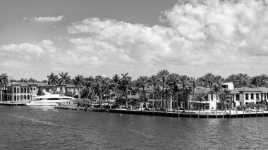 Yaz tatilinde tropikal cennet tatil beldesinde lüks villa üzerinde yat iskelesi olan.