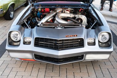 Park Ridge, Illinois, ABD - 22 Ağustos 2024: Chevrolet Camaro Z28 'in açık motoru. Chevy Camaro. Otomobil fuarında park edilmiş siyah bir araba. Chevrolet Camaro Z28 arabası..