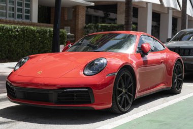 Miami, Florida, ABD - 02 Nisan 2020 Porsche 911 Carrera 4S spor araba. Lüks spor araba Porsche 911 Carrera 4S. Araba Porsche 911 Carrera 4S dışarıda park halinde. Kırmızı Carrera arabası, köşe manzaralı..