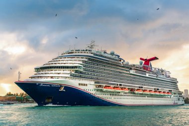 Miami, Florida, ABD - 16 Aralık 2024: Karnaval yolcu gemisi. Gemi turu ve deniz seyahati. Gemi limandan ayrılıyor. Gün batımı yolculuğu. Karnaval Horizon yolcu gemisi yolculuğu. Yaz tatilinde gezmek.