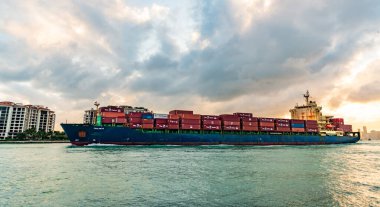 Miami, Florida, ABD - 16 Aralık 2024: kargo Chloe D Monrovia gemisi, hava manzaralı. Kargo gemisinde nakliye konteynırı. Kargo gemisi. Günbatımında Miami Limanı. Konteyner gemisi.
