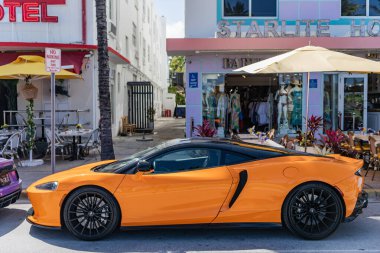 Miami, Florida, ABD - Nisan, 2025 McLaren GT spor araba. Lüks spor araba McLaren GT. Araba McLaren GT dışarıda park halinde. Turuncu spor arabası, yan görüş.