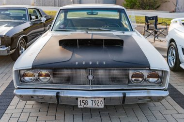 Park Ridge, Illinois, ABD - 21 Ağustos 2024: 1967 Dodge Coronet retro otomobilinin önüne park edilmiş beyaz siyah araba. 1967 model Dodge Coronet. Klasik 1967 Dodge Coronet