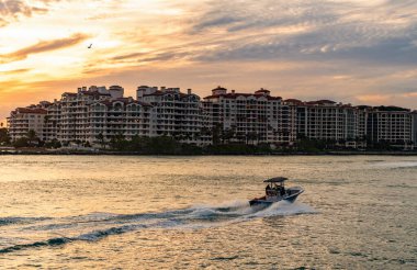 Yaz tatili. Fisher Adası Binası. Lüks motorlu tekne yatı. Yat marinaya gidiyor. Tekne ve yat gezisi. Lüks bir hayat. Fisher Adası 'ndaki lüks konut yatında..