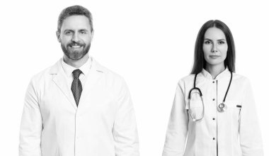 Steteskoplu beyaz önlüklü doktor. Tıp kliniğinde steteskop kullanan hemşire ve doktor. Stajyer doktorla birlikte hastanede profesyonel terapist. Tıp konsepti. Steteskop kontrolü. profesyonel takım.