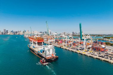 Miami, Florida, ABD - 20 Mart 2025: Kargo Seaboard Explorer konteynır gemisi, ihracat. Yük konteynırı kargo gemisi ve römorkör. Kargo gemisi. Miami limanı. Konteynır Monrovia gemisi.