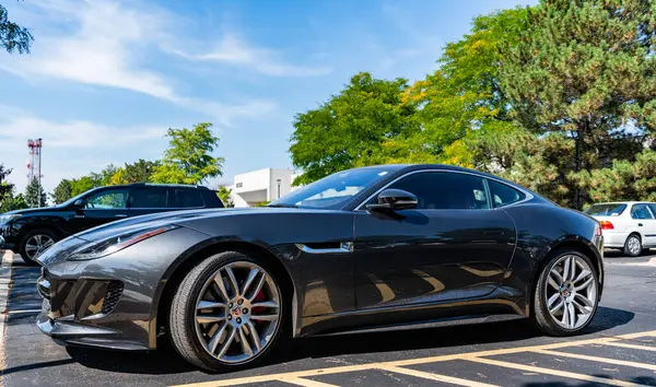 Park Ridge, Illinois, ABD - 29 Ağustos 2024: 2016 Jaguar F spor arabası. Jaguar F tipi lüks bir spor araba. Jaguar F spor arabası dışarıda park edilmiş. Jaguar F, ön manzara..