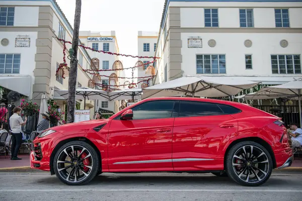 Miami, Florida, ABD - 02 Aralık 2024 Lamborghini Urus lüks SUV kırmızı araba. Lüks arazi aracı Lamborghini Urus. Araba siyah Lamborghini Urus dışarı park etmiş. Lamborghini Urus, köşe manzaralı..
