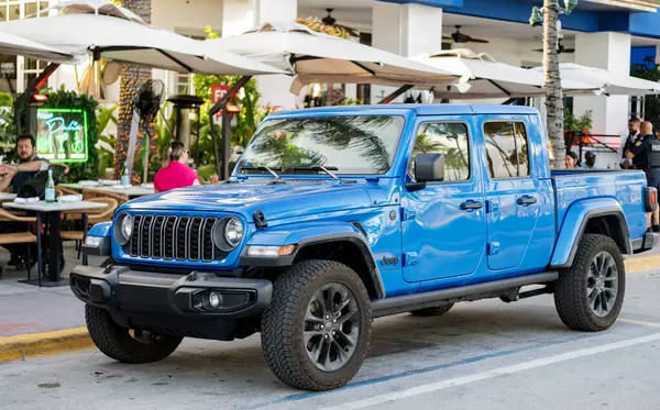 Miami, Florida, ABD - 04 Nisan 2025: mavi kamyonet, köşe manzaralı. 2025 Jeep Gladyatör Spor Kamyoneti. Kamyonet kamyonu jip gladyatörü. Araba Jeep Gladyatörü dışarıda park halinde..
