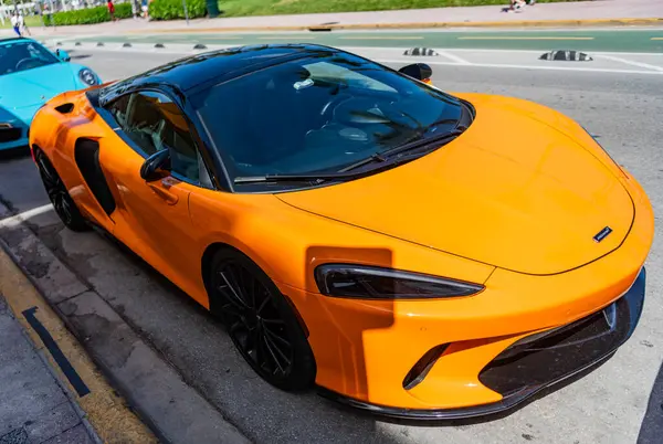 Miami, Florida, ABD - Nisan, 2025 McLaren GT spor araba. Lüks spor araba McLaren GT. Araba McLaren GT dışarıda park halinde. Turuncu spor arabası, yan görüş.