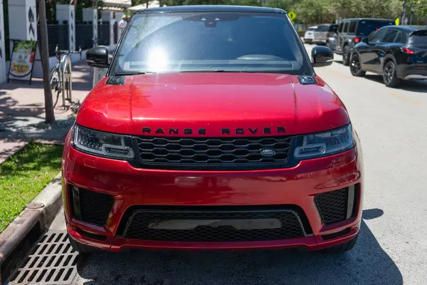 Miami, Florida, ABD - Nisan 06, 2025: 2019 Land Rover Range Sport HSE arabası. Lüks arazi aracı Range Rover. Otomobil Range Rover 'ı dışarıda park etmiş. Kırmızı SUV arabası, ön manzara..