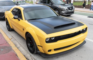 Miami, Florida, ABD - 25 Aralık 2024 Dodge Challenger SRT Şeytani spor yara izi sarısı siyah. Spor araba Dodge Challenger Demon. Araba Dodge Challenger SRT. Dodge Challenger SRT İblisi, köşe görünümü.