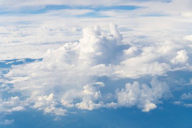 Gökyüzü bulutları. Mavi gökyüzünde hava bulutları. Bulutlu mavi gökyüzü arkaplanı. Gökyüzü Bulutları Duvar Kağıdı