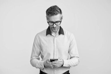 Sosyal ağ. Telefonu olan olgun bir iş adamı. Telefon kullanan bir iş adamı. Gri yolda insan telefonu görüşmesi izole edildi. İş adamı sohbeti. İş adamı mesajlaşması ve mesajı. Çevrimiçi konuşma.