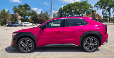 Park Ridge, Illinois, ABD - 21 Ağustos 2024 Toyota bZ4X Limited elektrikli arazi aracı. Toyota bZ4X tipi elektrikli bir araba. Toyota BZ4X 'in arabası dışarıda park edilmiş. Toyota bZ4X, yan görünüm.