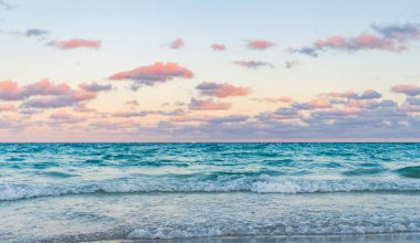 Okyanusta gün batımı. Yaz tatilinde gün batımı deniz manzarası. Deniz kıyısında gün doğumu. Denizde dramatik gündoğumu ufku. Günbatımı deniz manzarasında romantik bir yaz tatili. Deniz meltemi.