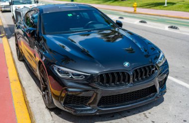 Miami, Florida, ABD - 02 Nisan 2025: Araba BMW M8 coupe açık havada park edildi. Siyah coupe araba, ön manzara. BMW M8 Gran Coupe arabası. Lüks spor araba BMW M8.