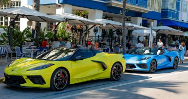 Miami, Florida, ABD - 23 Kasım 2024: lüks araba Chevy Corvette. Araba sarı mavi Chevy Corvette açık havada. Chevrolet Corvette, yan görüş. 2020 Chevrolet Corvette Chevy spor araba sarı ve mavi.