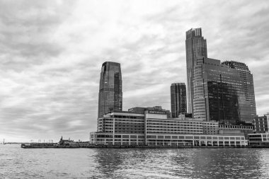 New York, Jersey City, ABD - 21 Aralık 2023: Hyatt Regency Jersey Şehri Hudson 'da gökdeleni ve gökdeleniyle birlikte. Şehir manzarası.