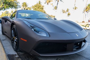 Miami, Florida, ABD - 3 Aralık 2024: Ferrari 488 GTB spor araba. Lüks spor araba Ferrari GTB. Araba gri mat Ferrari GTB dışarıda park halinde. Ferrari 488 GTB, köşe görünümü.