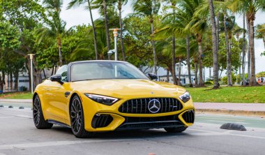 Miami, Florida, ABD - 4 Nisan 2025 Mercedes Benz AMG yolda. Sarı araba, köşe manzaralı. 2022 Mercedes Benz AMG 63 üstü açık spor araba. Üstü açık Mercedes Benz AMG.