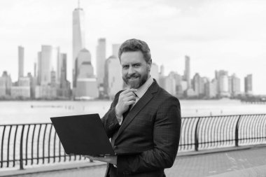 Adam internet tarayıcısından iş e-postası ve sörf yolluyor. New York 'ta serbest çalışan bir iş adamı. İnternette çalışan bir iş adamı. İş adamı dışarıda bilgisayar ya da dizüstü bilgisayarda çalışmakla meşgul. Güçlü bir marka oluştur.