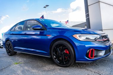 Park Ridge, Illinois, ABD - 17 Ağustos 2024 Volkswagen Jetta GLI arabası. Volkswagen Jetta GLI tipi lüks bir araba. Volkswagen Jetta 'nın arabası dışarıda park edilmiş. Volkswagen Jetta GLI, köşe görünümü.