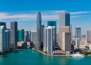 Şehir manzarası silüeti. Miami 'deki Brickell binası. Gökdelen mimarisi olan Brickell Skyline. Şehir silüeti. Panoramik manzara. Florida, Brickell Key 'den Miami' ye. Şehir merkezindeki gökdelen.