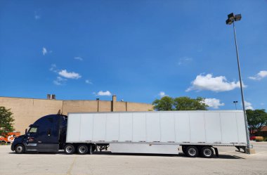 Park Ridge, Illinois, ABD - 21 Ağustos 2024: Freightliner Cascadia ağır kamyonu. Cascadia 'nın ağır yük kamyonu. Freightliner Cascadia kamyonunun aracı. Yük gemisi Cascadia, yan görüş.