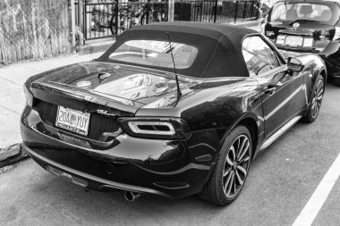 New York, ABD - 23 Nisan 2020 Fiat 124 Spider üstü açık arabası, nadir bir manzara.
