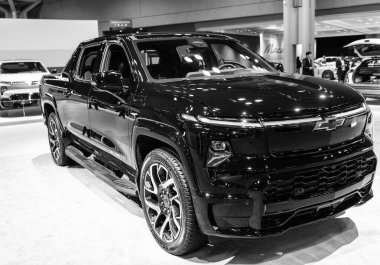 New York City, ABD - 27 Mart 2024 Chevrolet Silverado EV elektrikli siyah kamyonet New York Uluslararası Otomobil Fuarı, açı görünümü.