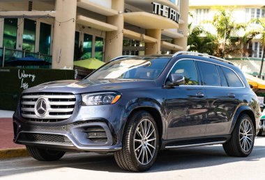 Miami, Florida, ABD - 17 Aralık 2024 Mercedes Benz GLS SUV siyah araba. Lüks araba Mercedes Benz GLS tipi. Açık havada park edilmiş siyah Mercedes Benz. Mercedes Benz GLS, ön görünüm.