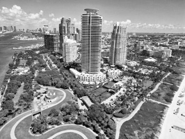 Miami plajı hava manzarası. Marina, Miami Beach, Florida USA 'de. Biscayne Körfezi. Lüks şehir manzaralı Miami Marina şehir merkezi. Yaz tatili. Güney sahili havacılık şehri. Şehir manzarası.