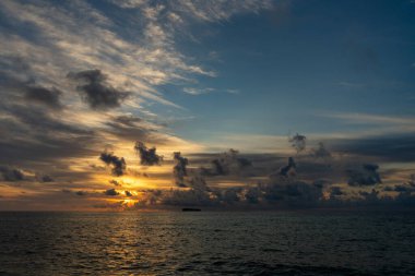 Yaz tatilinde bulutlu gün batımı gökyüzü ve deniz manzarası. Deniz gündoğumuyla gökyüzü. Deniz doğasında güzel bir ufuk. Sahilde romantik bir yaz tatili. Gün doğumu gökyüzü ufku. Deniz batımı görünümü.