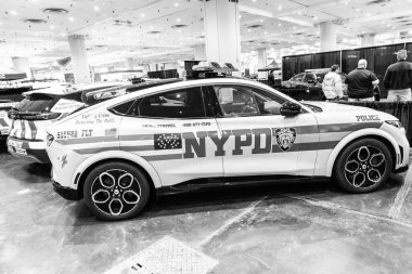 New York City, ABD - 27 Mart 2024: Ford Mustang Mach-E NYPD polis arabası New York Uluslararası Otomobil Fuarı, yan görüş.