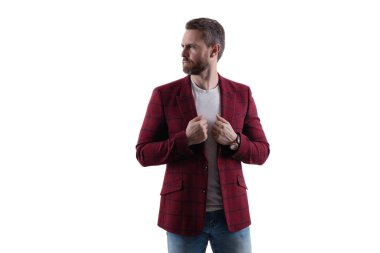 Yakışıklı adam için erkek giyimi. Moda ceketi. Sıradan erkek giyim kuşamında şık bir iş adamı. İnsan işadamı beyazda izole edilmiş. Ceketli bir iş adamı. Karizmatik iş adamı.