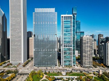 Modern iş şehri manzarası. Business City bölgesiyle şehir manzarası. Chicago şehir manzarası gökyüzü mimarisi. Gökdelen iş alanı. Chicago şehir manzarası. İş bölgesi. Chicago şehir silüeti.