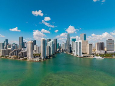Miami ufuk çizgisi manzarası. Brickell Key, ABD 'de gökdelenli şehir manzarası. Brickell Miami şehir merkezinde. Miami şehir merkezinde, Florida 'da panoramik modern mimari.