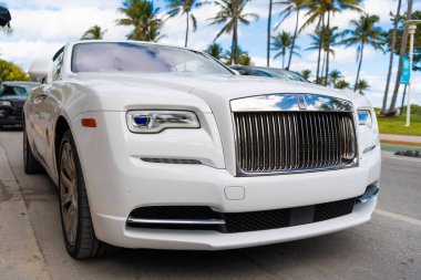Miami, Florida, ABD - 4 Aralık 2024: 2016 Rolls Royce Dawn üstü açılabilir lüks Grand Tourer beyaz araba. Büyük turnuva arabası Rolls Royce Dawn. Araba Rolls Royce Dawn. Rolls Royce üstü açık, ön manzara..