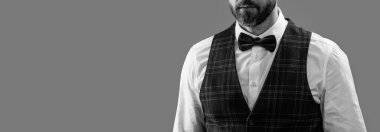Resmi etkinlikteki iş adamı. Damat smokin tarzı. Centilmen smokini. Smokin manzaradır. Papyonlu adam gride izole edilmiş. Zarif siyah takım elbiseli şık bir adam. Smokinli bir beyefendi. Reklam..