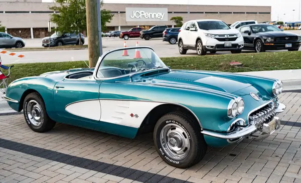Park Ridge, Illinois, ABD - 22 Ağustos 2024 Chevrolet Corvette C1 'in üstü açık arabası. Chevy Corvette. Dönüştürülebilir araba otomobil fuarına park edilmiş, köşe manzaralı. 1958 Chevrolet Corvette C1 retro araba.