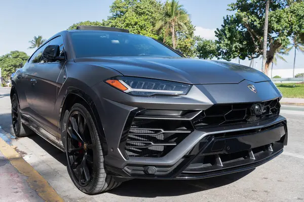Miami, Florida, ABD - 02 Aralık 2024 Lamborghini Urus lüks SUV mat siyah araba. Lüks arazi aracı Lamborghini Urus. Araba siyah Lamborghini Urus dışarı park etmiş. Lamborghini Urus, köşe manzaralı..