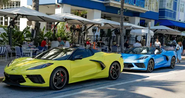 Miami, Florida, ABD - 23 Kasım 2024: lüks araba Chevy Corvette. Araba sarı mavi Chevy Corvette açık havada. Chevrolet Corvette, yan görüş. 2020 Chevrolet Corvette Chevy spor araba sarı ve mavi.