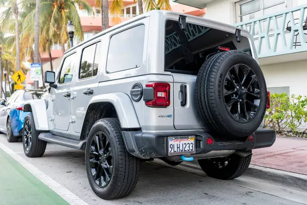 Miami, Florida, ABD - 18 Aralık 2024 Jeep Wrangler 4xe Sahara hibrit beyaz SUV araba. SUV Jeep Wrangler Sahra. Araba beyazı Jeep Wrangler Sahara açık havada. Jeep Wrangler, köşe manzaralı..