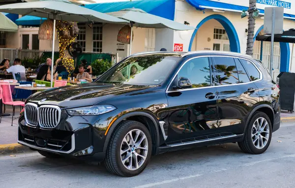 Miami, Florida, ABD - Nisan, 2024 BMW X5 xDrive40i spor SUV arabası. Lüks SUV BMW X5 xDrive40i. BMW X5 xDrive40i spor SUV dışarıda park halinde. Siyah araba, yan görüş..