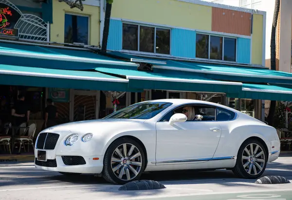 Miami, Florida, ABD - 06 Aralık 2024: 2015 Bentley Continental GT V8 spor coupe beyaz araba. Lüks araba Bentley Continental. Araba beyazı Bentley Continental açık hava. Bentley Continental, yan görünüm.