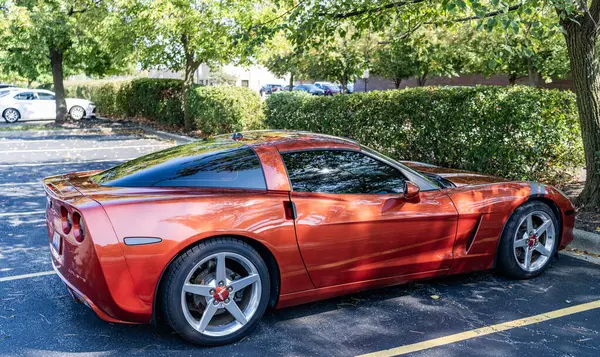 Park Ridge, Illinois, ABD - 29 Ağustos 2024: 2005 Chevrolet Corvette C6 Chevy arabası. Chevrolet Corvette C6 tipi lüks bir araba. Chevrolet Corvette 'in arabası dışarıda park edilmiş. Chevrolet Corvette, yan görüş..