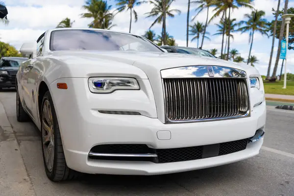 Miami, Florida, ABD - 4 Aralık 2024: 2016 Rolls Royce Dawn üstü açılabilir lüks Grand Tourer beyaz araba. Büyük turnuva arabası Rolls Royce Dawn. Araba Rolls Royce Dawn. Rolls Royce üstü açık, ön manzara..